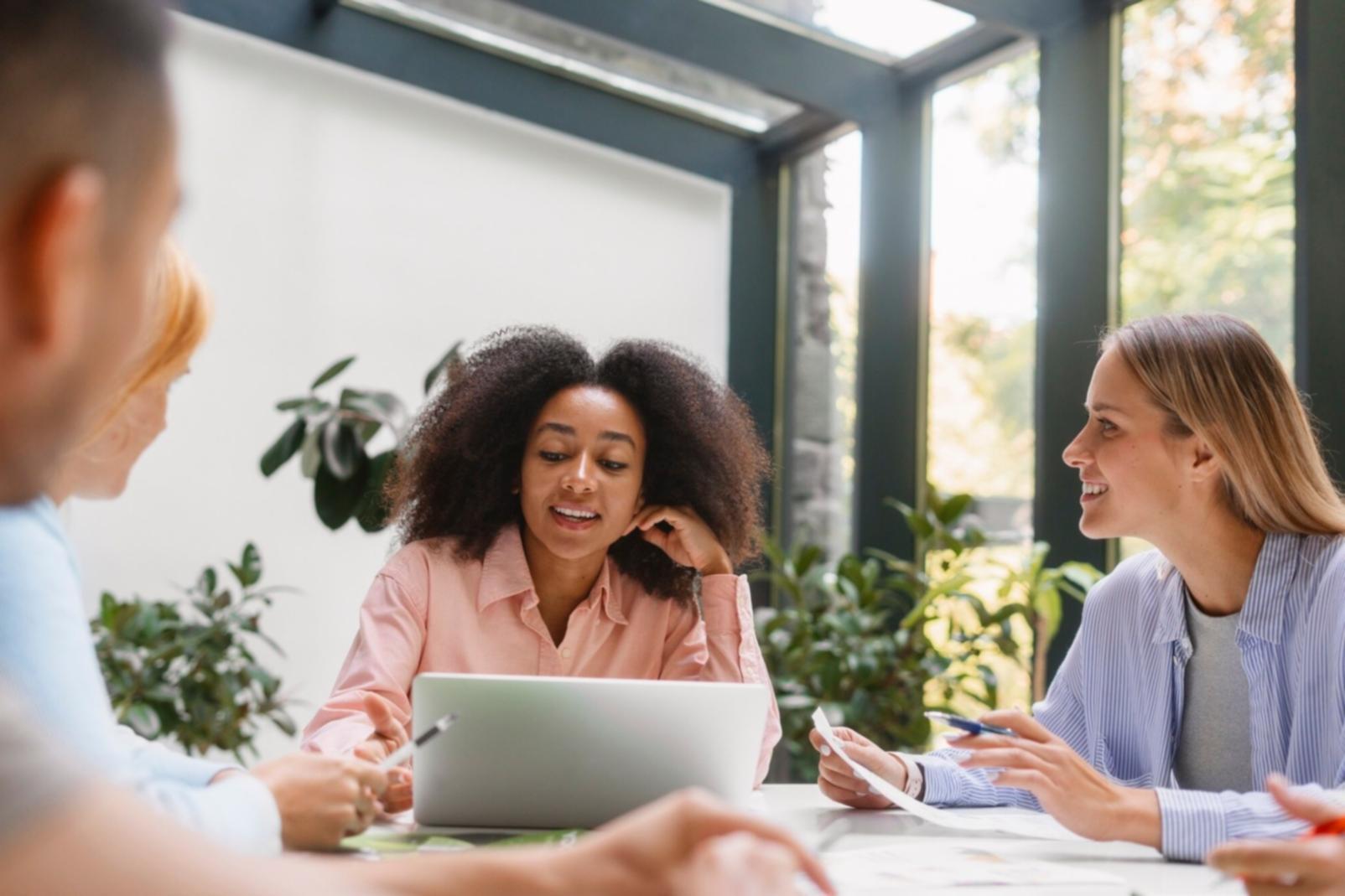 Workshop-Teilnehmer bei praktischer Gruppenarbeit